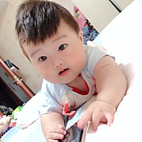 小家伙6个月不到就会爬了，现在爬可厉害了。一个没看住就爬跑了。会爬也会坐了。还不到7个月都能扶着东...