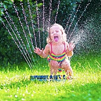 孩子的皮肤娇嫩细腻，夏天温度高，出门容易被晒伤，家长看着孩子原本白白净净的皮肤晒得又红又脱皮，不...