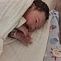 本来准备17号剖腹产，15号上午考了场试，下午看了个电影，晚上十点多突然破羊水。本来想着羊水破开指快...