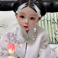 宝宝穿上我的旗袍，真的有几分像妈妈，美美哒。