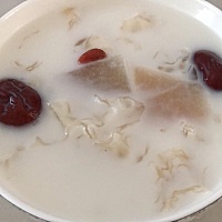 不是很喜欢喝冰糖雪梨银耳汤的我  自己这次做的真的挺好喝的