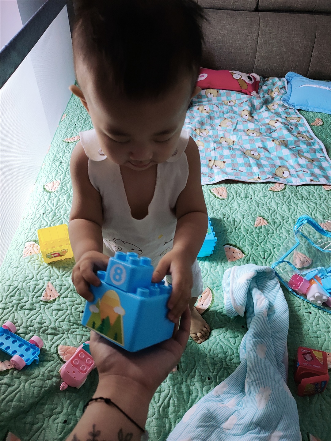 把玩具拿给妈妈玩  😘  真棒我的宝贝