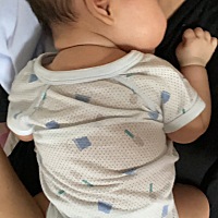 宝宝从出生就一直有眼屎是怎么回事呀？早上起来都糊死了～医生开的眼药水（托百士妥布霉素），时好时坏...