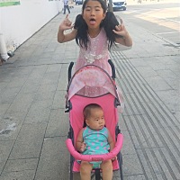 九个半月了，今早会自己坐起来了！ 离断奶的时候越来越近喽！！ 姐姐带娃很棒的哦！！