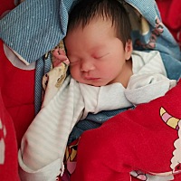 距离预产期五天 6.16晚上8点躺床上追剧 突然宫缩来临 刚开始十分钟一次 腰疼 想着没什么事 就没在意 后...
