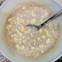 里脊肉切成放小盆里，一个鸡蛋去蛋黄，蛋黄1:1.5的温开水，等锅里水开，两个碗同时放锅里蒸，约10分钟左...