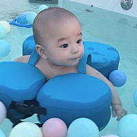 小黄好久没游泳咯，听说游泳对宝宝好