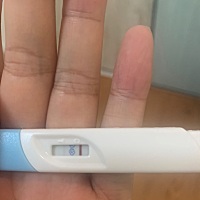 例假推迟，连着几天小腹有点不舒服，半夜起来实在难受测了一下，这到底是有还是没有～