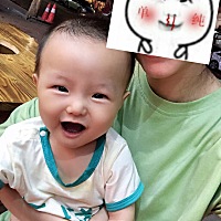 8个月了，拍照都是古灵精怪的，有妈妈搞怪的细胞