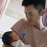 妹妹的到来收买了两个大男人的心。￼