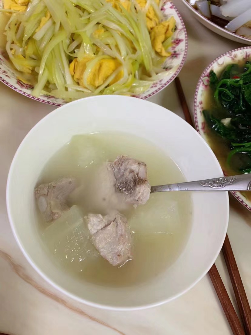 慢慢的加点肉汤，还是过下油 好喝不腻 现在还不喜欢喝猪蹄鸡汤  有奶水不必要 人参那些大补不吃还有冷的太辣的，我的医生也没让我太忌口