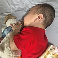 好快就半年了，牙也蹦了两颗了。接下来就是会坐，会爬了。