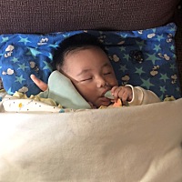 就在今天 我的宝宝开始尝试自主入睡了。并且在安抚巾和安抚奶嘴的帮助下入睡成功。太欣慰了。拍的有点丑