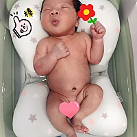 1.皮肤变得很差，脸颊下巴长痘 2.孕前期爱吃辣，后期爱吃甜，对酸无感 3.肚型尖，从后面完全看不出是孕...