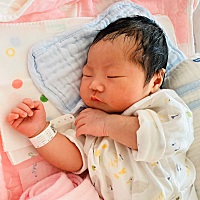 一夜暴富，喜得千金[得意] 从前是妈妈的宝宝[爱心] 以后是宝宝的妈妈[爱心] 自此二人世界变成三口之家[...