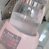 很多妈妈觉得母乳就不需要准备恒温水壶了，其实我觉得不管是奶粉喂养还是母乳喂养都需要准备一个这样的...