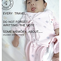 出生时六斤七两，满月时八斤二两，纯母乳，奶水太足每天多余的都存冷冻了，也做背奶族啦^O^