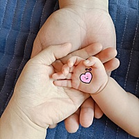 我家孩子刚满月，今天再社区打了第二针疫苗，打完的时候，那个管疫苗接种的人说得把疫苗本放在他那里一...