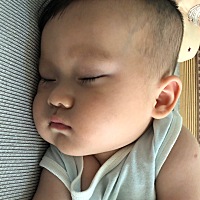 我一个人日日夜夜的带崽  他谁都可以抱  没看到我也没事  谁带他出去玩都可以  虽说这样我轻松些  但是...