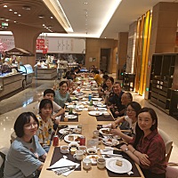 继续在苏州，晚上四大家子23人一起吃自助餐🥳人呢，就是这样，同样的问题，不同的思考角度就会出现完...