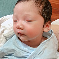 出生🐣5.6斤，二十天了涨了两斤左右了，母乳中夹杂着奶粉辅助，太熬人了，睡不好吃不好休息不好还得产...