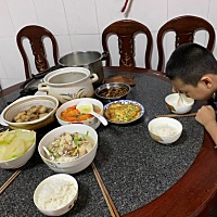 一大早去了菜市场买番茄🍅，快两个月没去了，好热闹呀……匆匆忙忙回来。9:30出去拿几个快递，一路上...