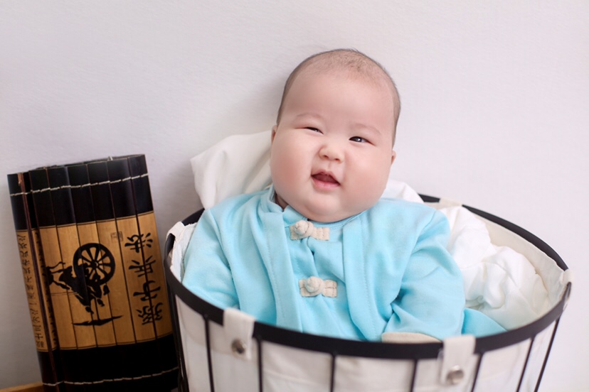 嘴角上扬，迷之微笑