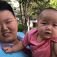 含辛茹苦把大宝带大了，上天又赐给我一个二宝，一直以为自己的心只属于大宝的，今天才知道，当二宝发烧...