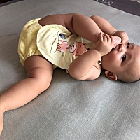 有没有和我一样的宝妈 宝宝6个多月母乳喂养 一晚上要喂5-6次奶  如何戒夜奶😒
