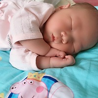 他怀里哭，我肚子疼的厉害着急去厕所，所以抱着娃去厕所，所有自己带娃的妈妈，都会有这种经历吧😄