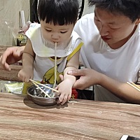 老话都说儿随母，女随父，我家这小子，像是借了我的肚皮，跟他爸爸完全复制。 那眼睛，嘴巴，笑起来的小...