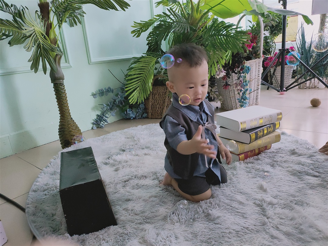 哇   泡泡好多抓不住