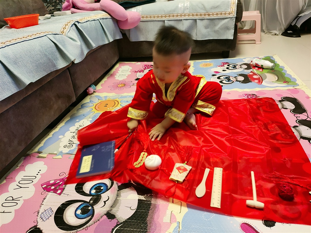 抓周  我抓到了一个毛笔   ：  书法家/学者 ： 文字才子 有慧根  😁😁😁   （补发）