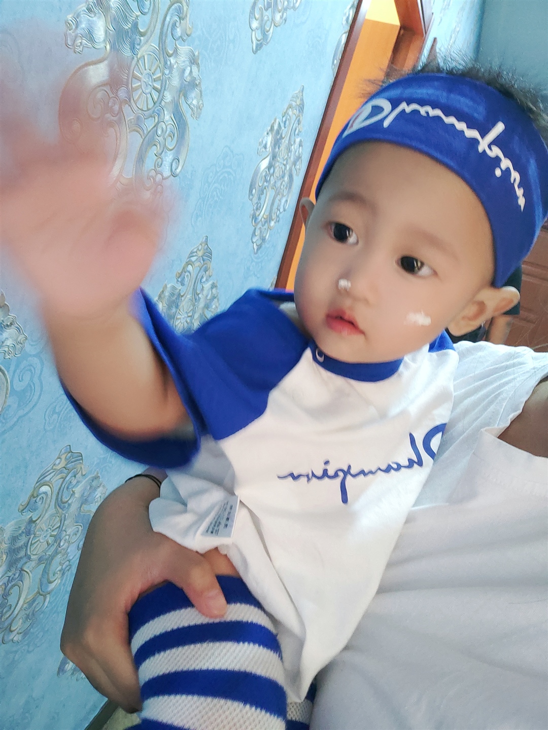 妈妈拿奶油涂到了我的脸上