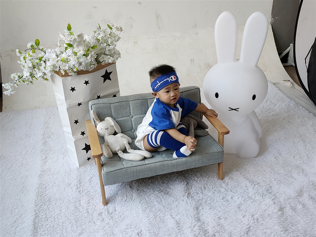 看我坐在椅子上多舒服  翘着腿  😊