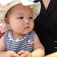 宝宝九个多月了后脑勺有个硬包感觉她会痛，偶尔会大又自己小了没有撞到这是怎么了