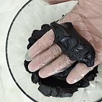 黑芝麻蛋黄月饼 儿童节买了几罐黑芝麻，给丫头做黑芝麻核桃酱用的，没想到吃的这么慢，老母亲一不小心太...
