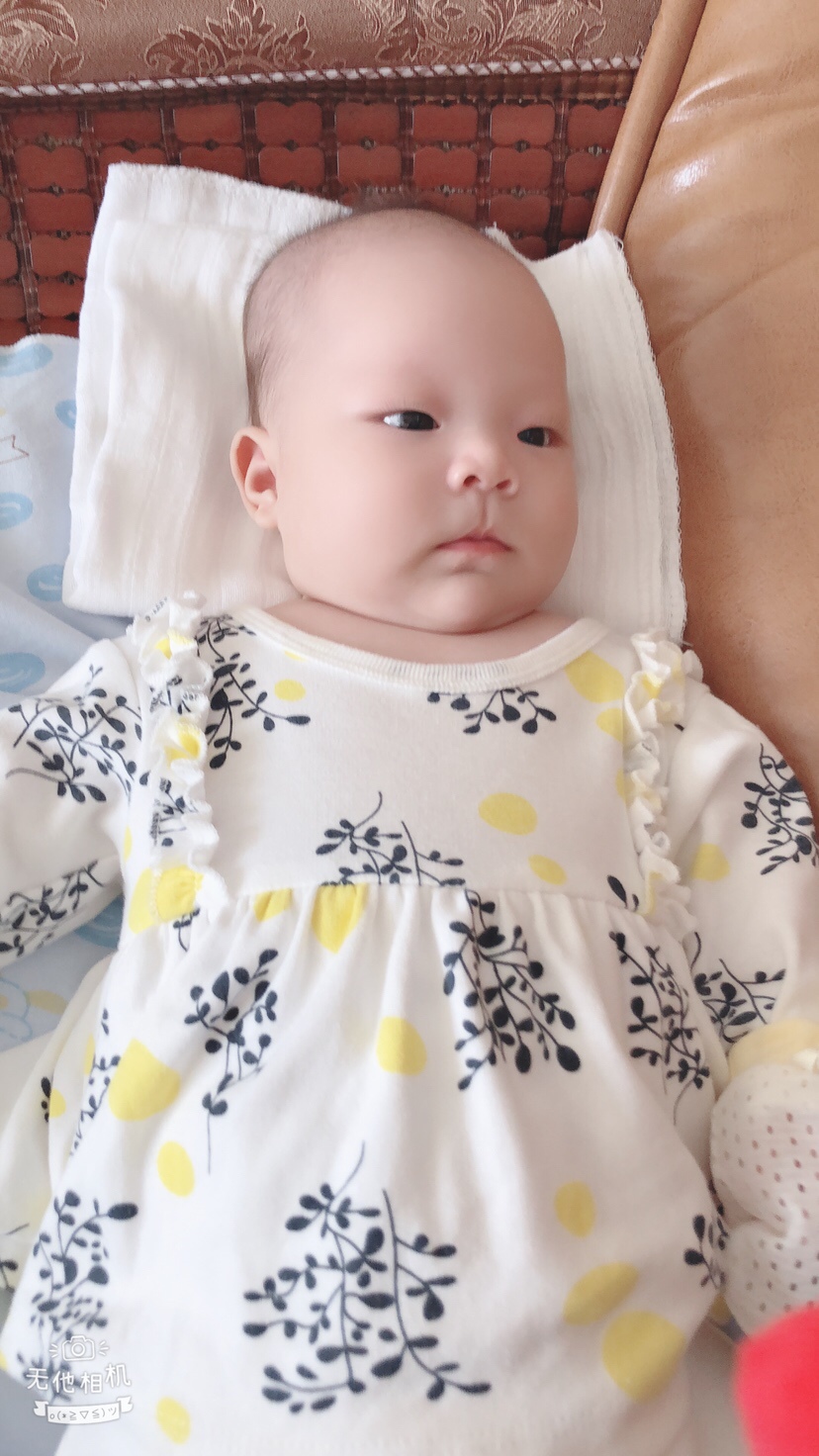 我家的宝宝乖乖的的跟妈妈呆在家里，开心的过着每一天，知道妈妈老了折腾不动了！太爱我的小棉袄了！