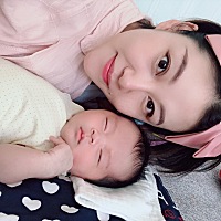 宝儿妈自拍🤳中…… 宝儿爸看娃儿中……