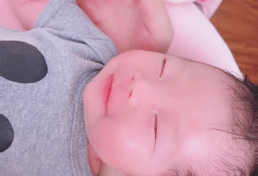 爱笑的宝宝睡着都在做梦