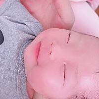 产后一直母乳喂养宝宝，现在23天一顿90毫升左右，按需喂养宝宝长得肉乎乎了，奶水含蛋白高长得快，宝宝...