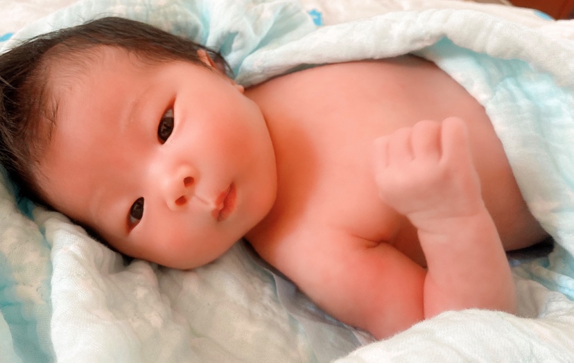 胖乎乎咯 可能长大是个娃娃脸 尖下巴又短 😂😂😂