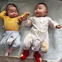 你比同一时间出生的小妹妹胖了整七斤，妈妈抱你一整天，晚上两个胳膊都有要掉的那种酸疼，而你越来越离...