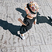 今天阳光格外的耀眼  天气也不错 妈妈带我出来溜达  带上我的小帽帽  可爱吧  😍