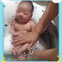 从出生到现在四个月基本每天都洗澡澡，隔两三天家里大桶里再游个泳，那个Happy 呀，还没满月就可以在桶...