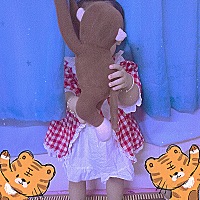 宝宝有十个多月啦！现在慢慢会走两步了，时间真快，艰难的日子算熬过来了，大一点比之前好带些