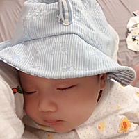 1个半月，可以穿短袖吗，娃怕热，娃就给他穿短袖了，今天出门别人说不要穿短袖什么，大家意见呢