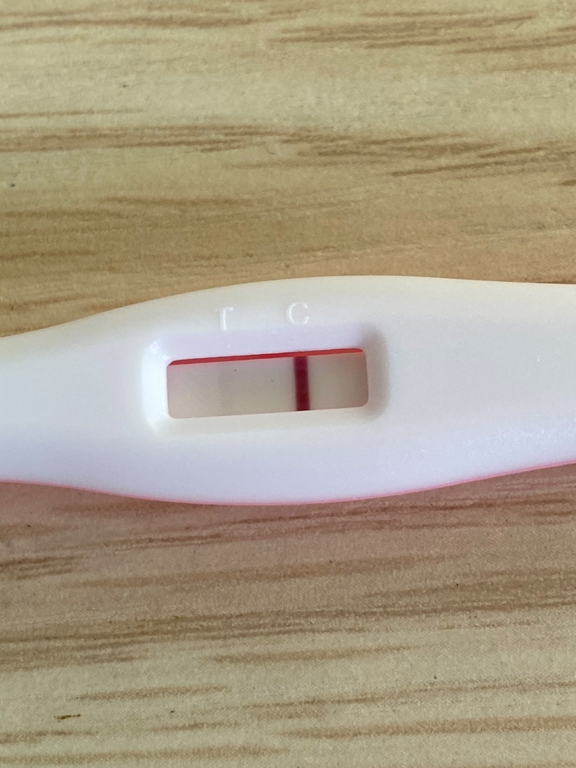 中午买了验孕棒重新测了下，也是若隐若现，