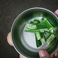 坚持做辅食，打卡第五天，昨天我自己吃了一下土豆超难吃，今天换个新品种，秋葵，真是厨房忙成狗，宝宝...