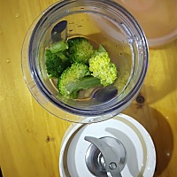 做辅食打卡第七天，今天的是西蓝花，新口味，还是厨房忙成狗，宝宝吃两口，😂都我自己吃了😃